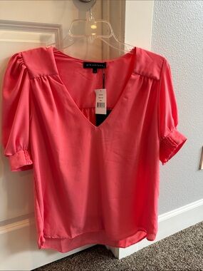Gibsonlook puff-sleeve V-neck blouse in coral pink